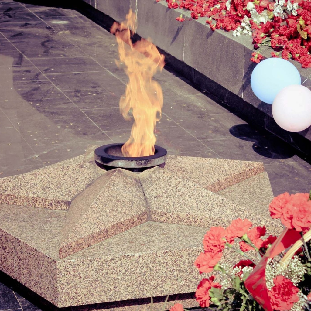Красные гвоздики у вечного огня на День Победы 9 мая