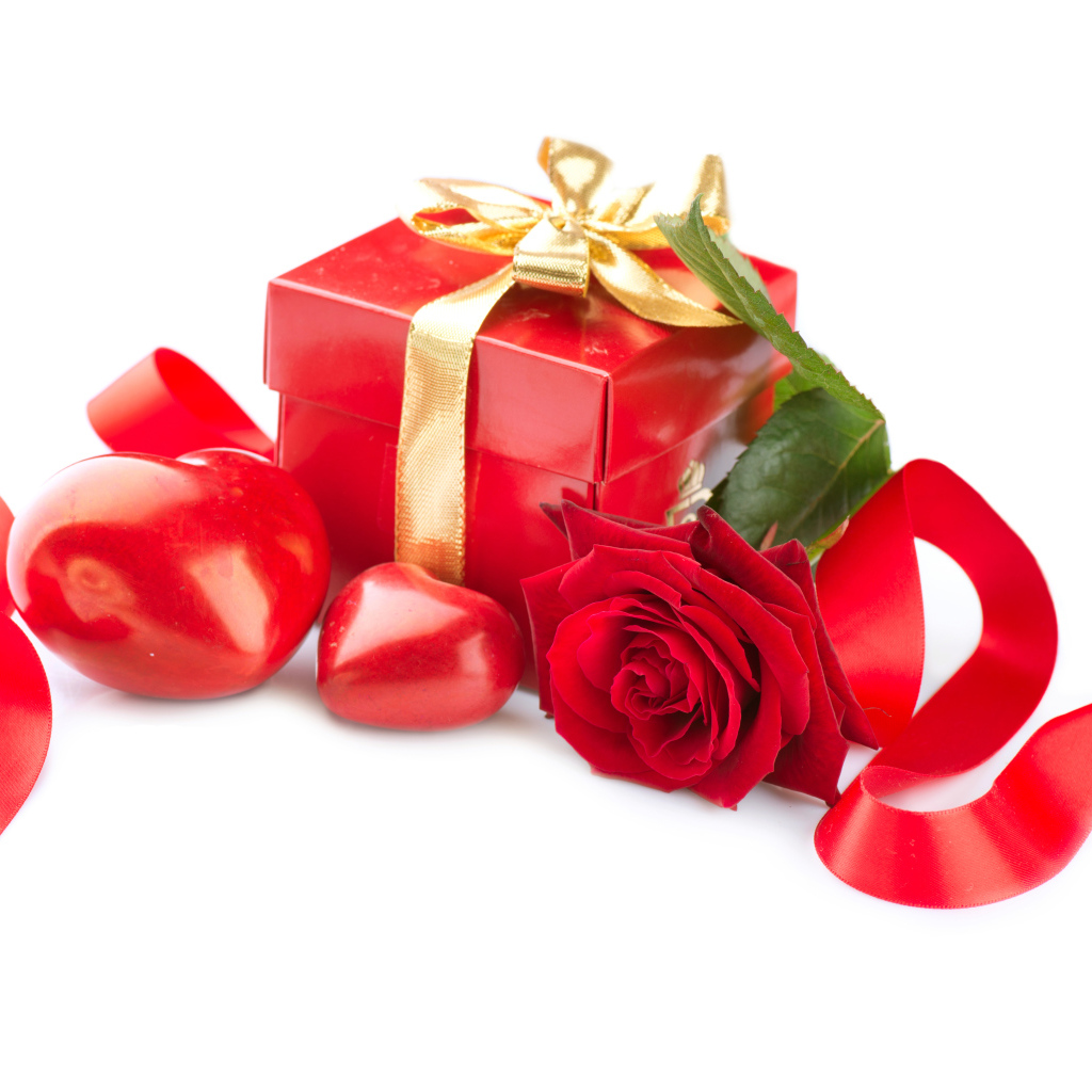 Подарок в красной коробке на белом фоне с красными сердечками и красной розой, подарок любимой на 14 февраля