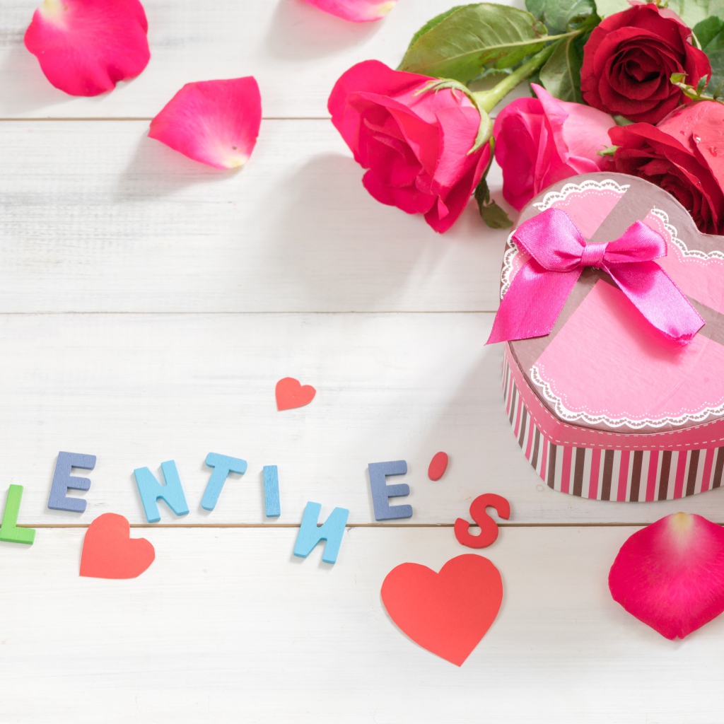 Подарок в форме сердца с розами на день Святого Валентина 14 февраля 