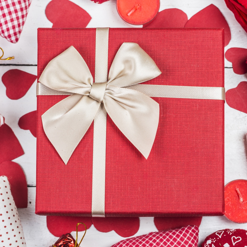 Большой подарок с сердечками на День Святого Валентина 14 февраля