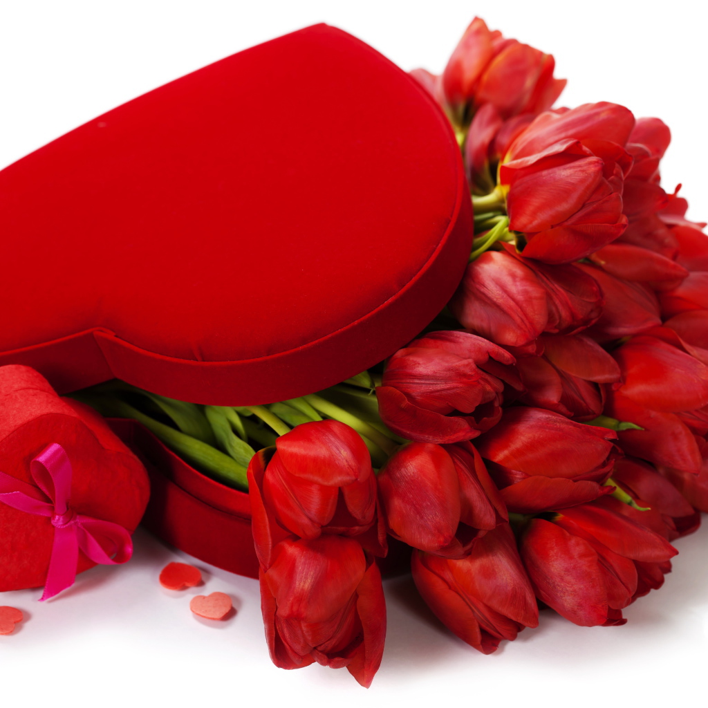 Большая коробка в форме сердца с красными тюльпанами на день Святого Валентина
