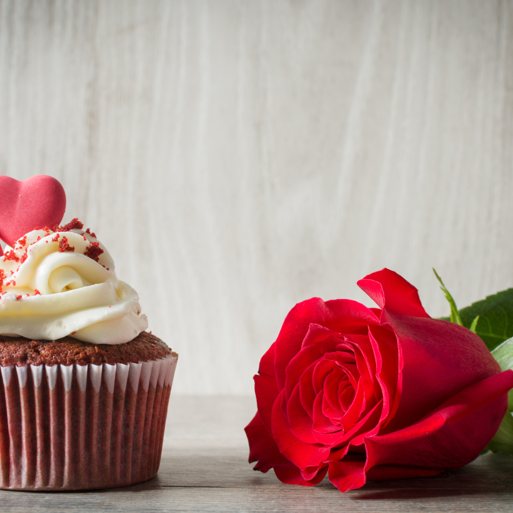 Кекс с сердечками и красная роза для любимой на 14 февраля