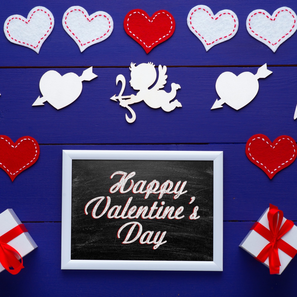 Подарки и сердечки на синем фоне на День Святого Валентина