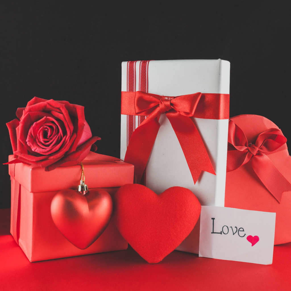 Подарки с красной розой и сердцем на 14 февраля 