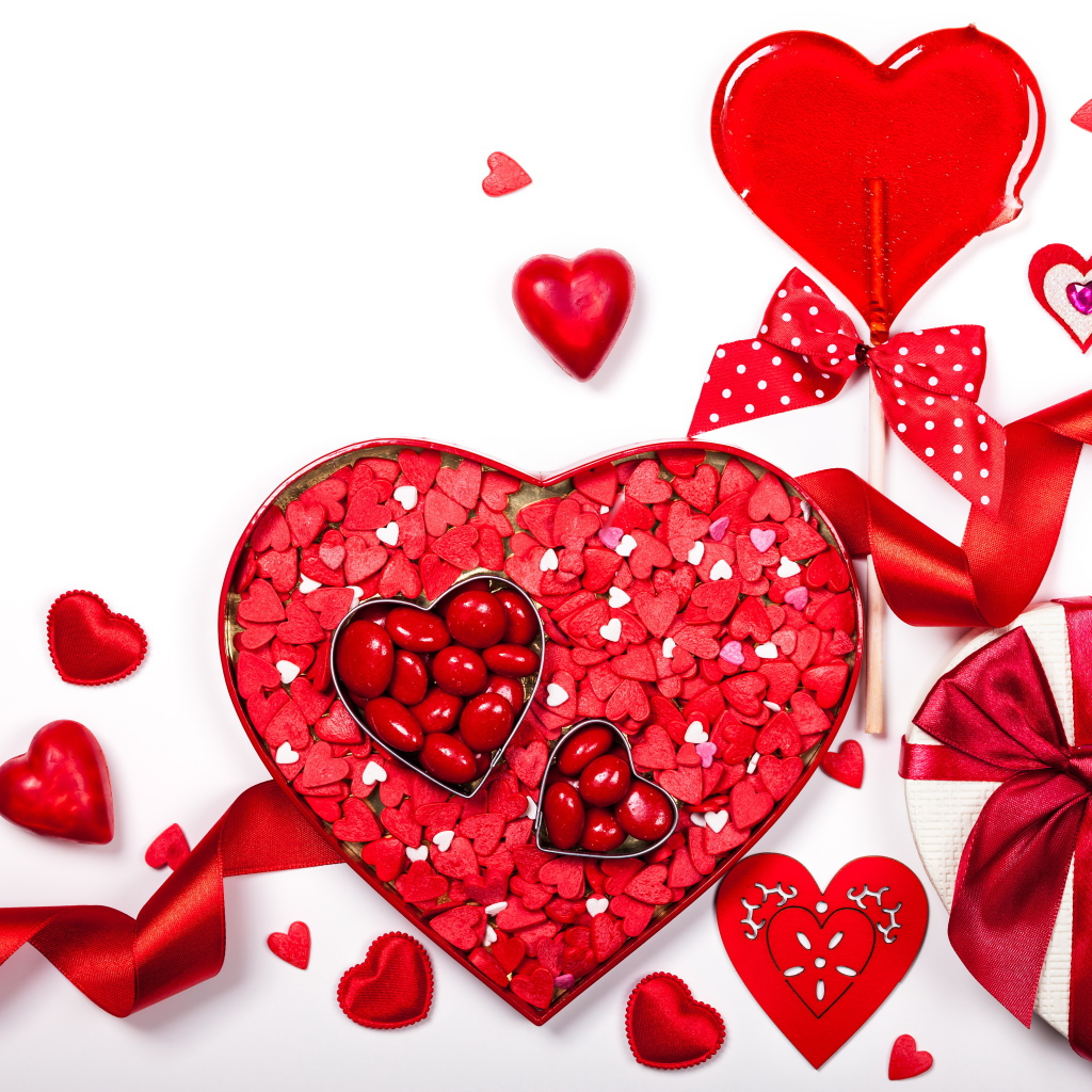 Коробка в форме сердца с конфетами на белом фоне подарок на День Святого Валентина