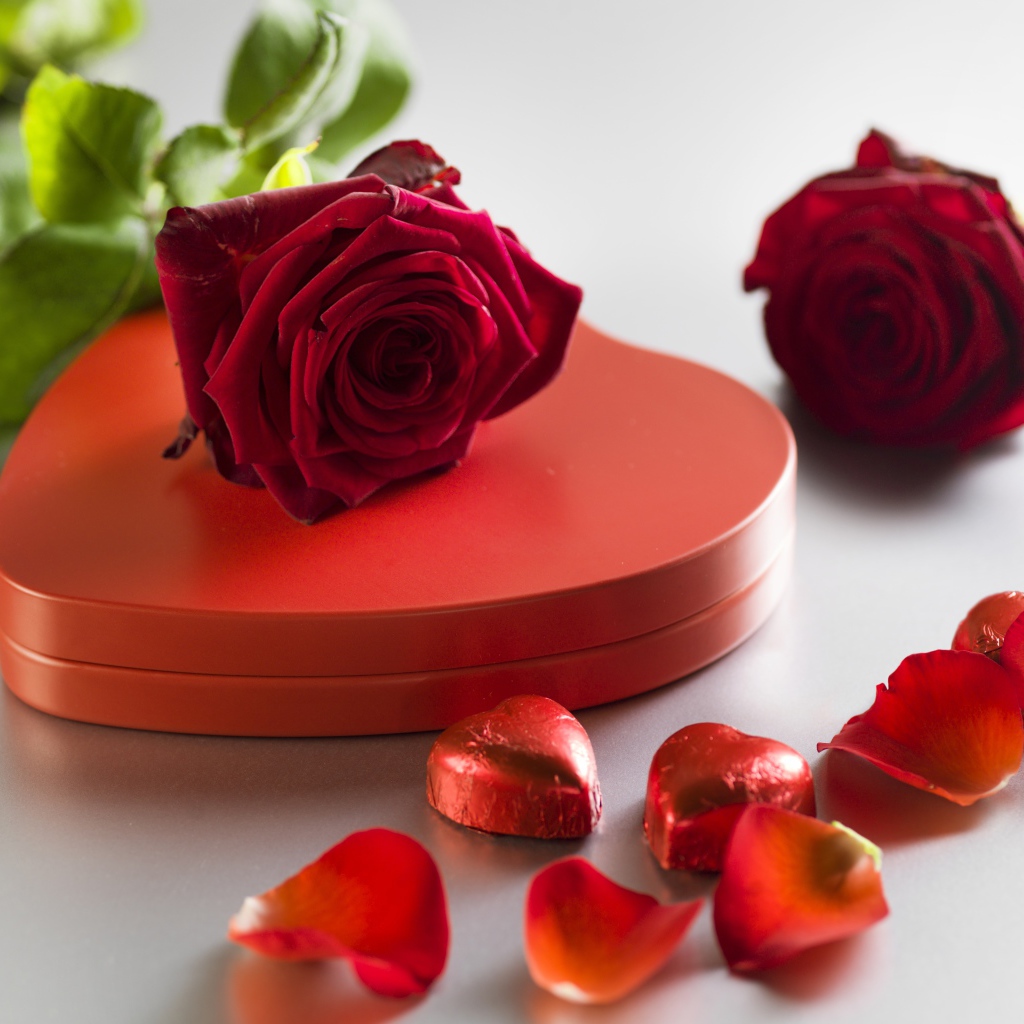 Красная коробка в форме сердца, конфеты и розы в подарок на День Влюбленных 