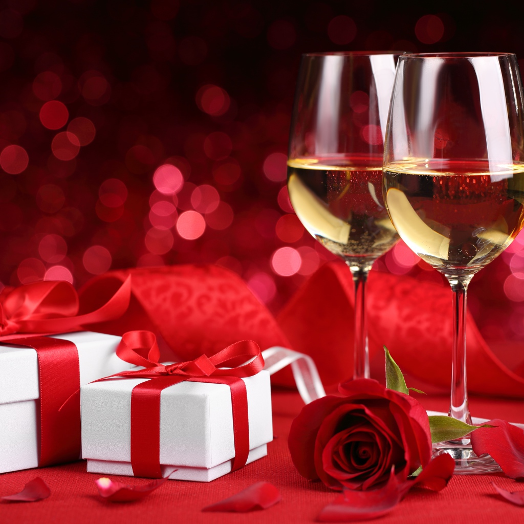 Два подарка и два бокала на красном фоне с розой на 14 февраля