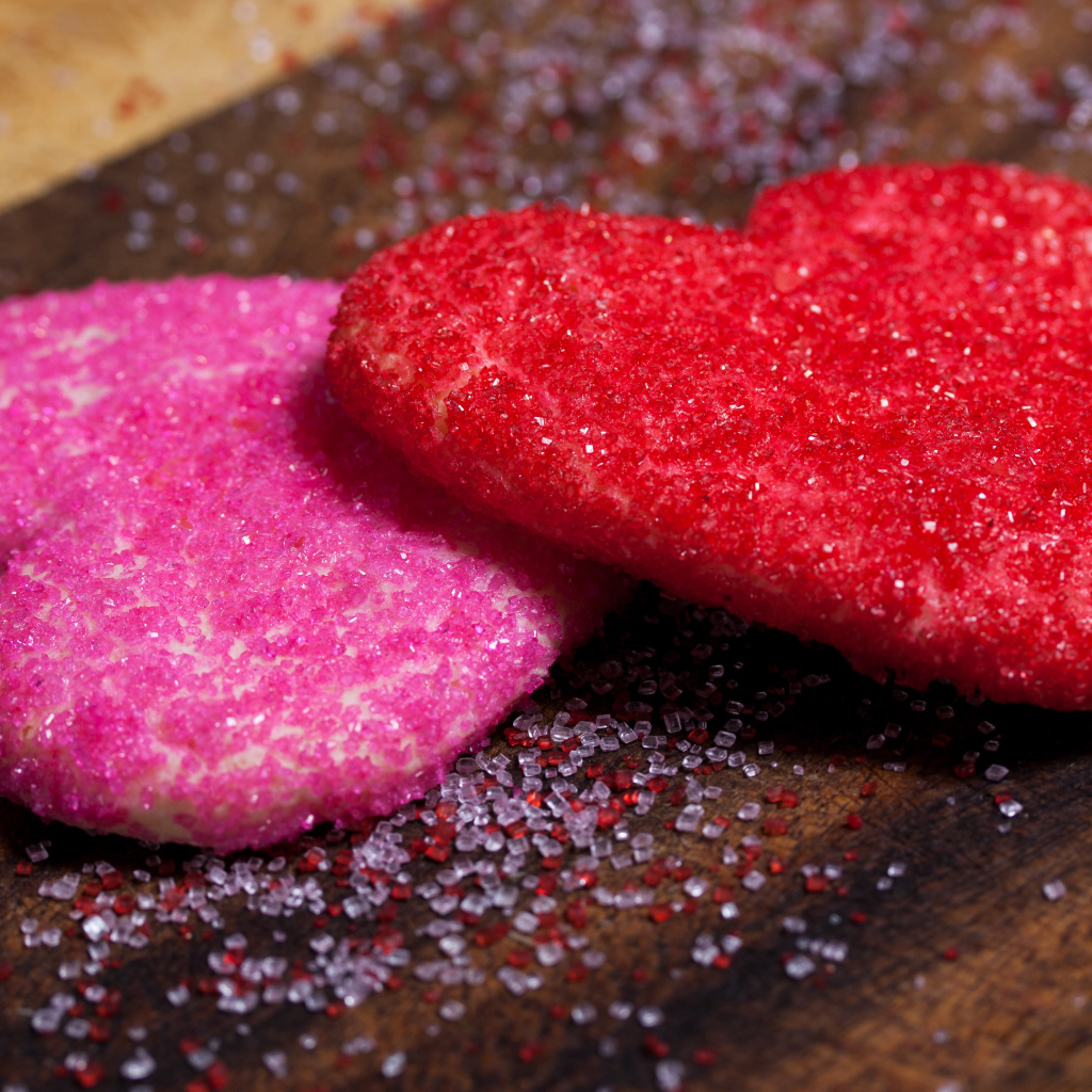 Два печенья в форме сердца в сахаре на День Святого Валентина 14 февраля