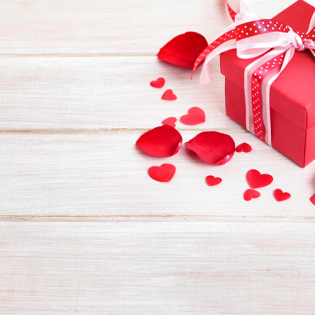 Подарок на День Святого Валентина с лепестками розы 