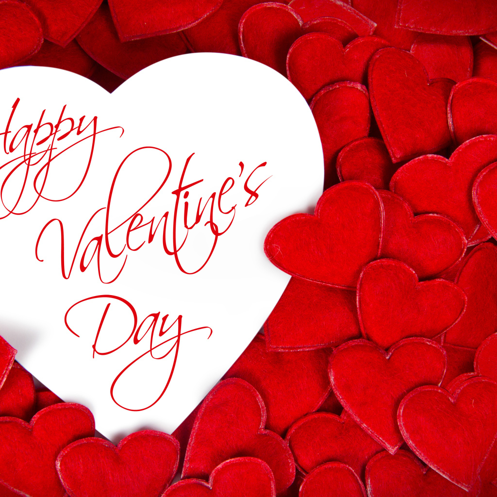 Белая валентинка с красными сердечками на День Святого Валентина 14 февраля 