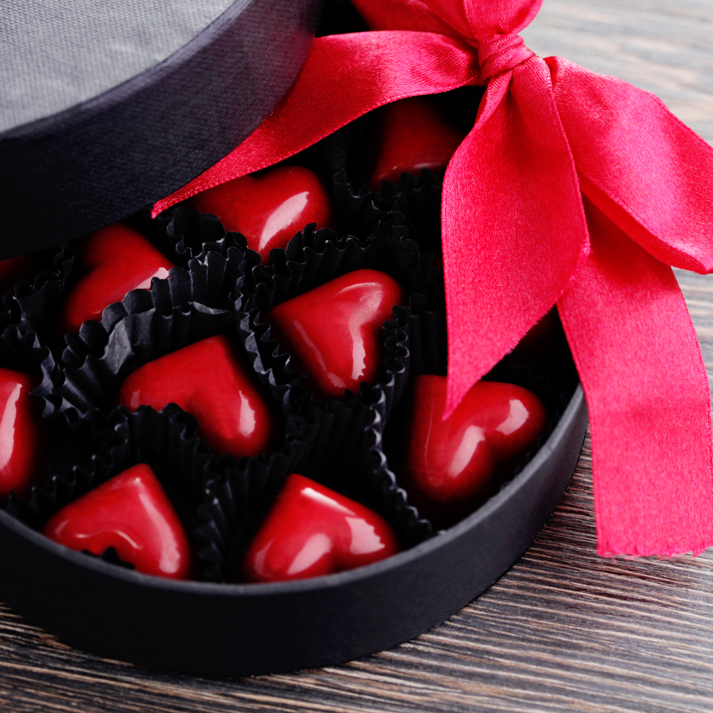 Коробка шоколадных конфет в форме сердца с красной лентой
