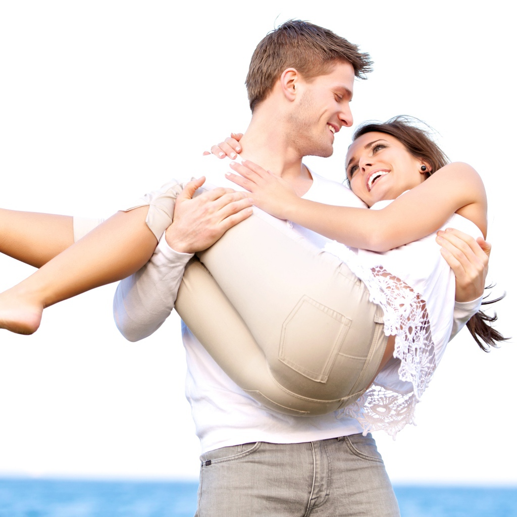 Влюбленный парень держит девушку на руках