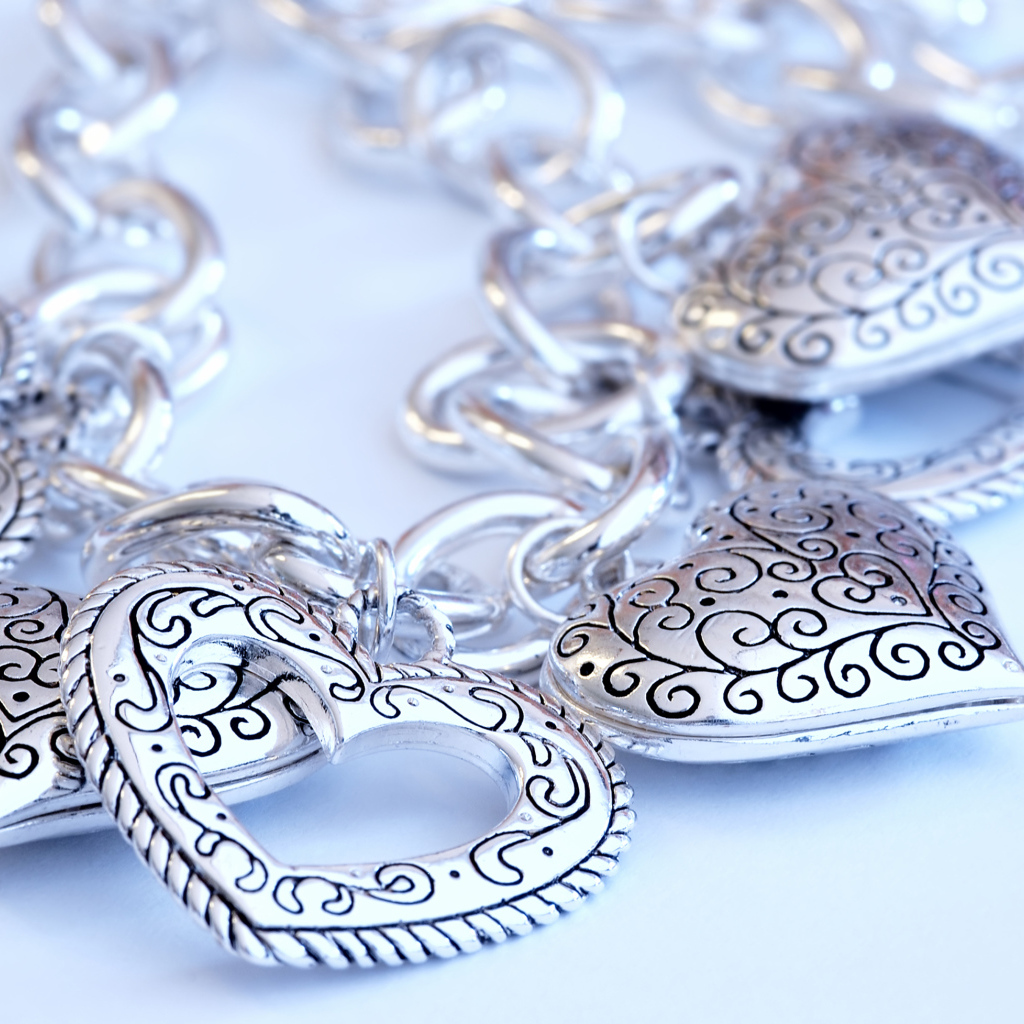 Красивые серебряные украшения в форме сердца