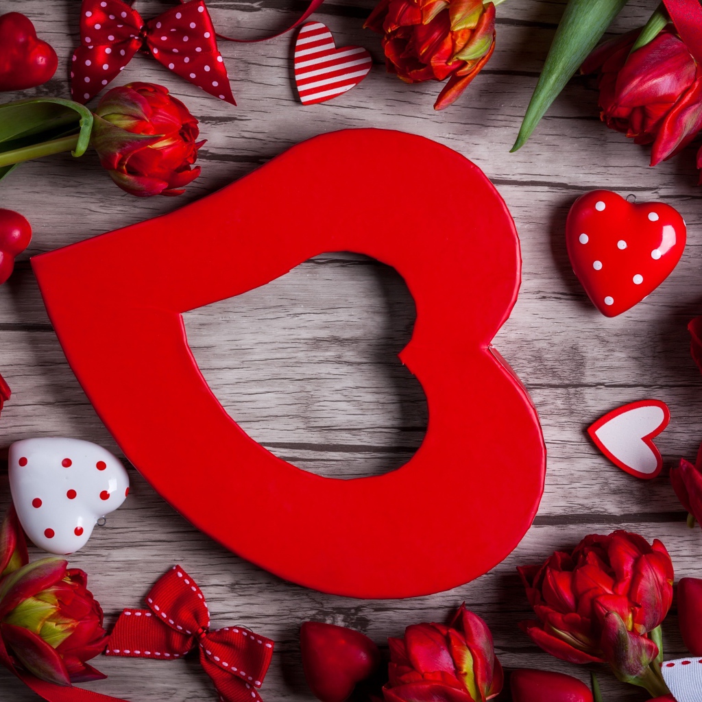 Большое красное сердце с красными тюльпанами