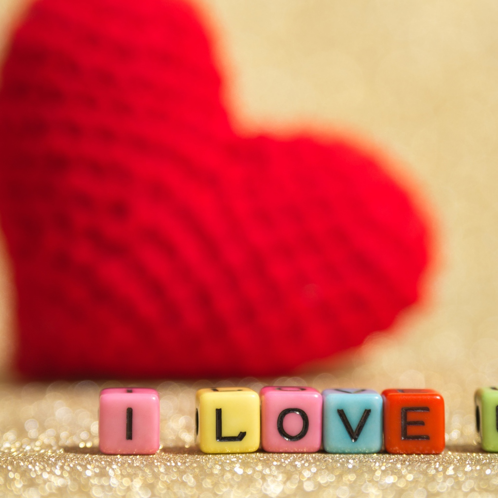 Кубики с буквами я тебя люблю на фоне красного сердца