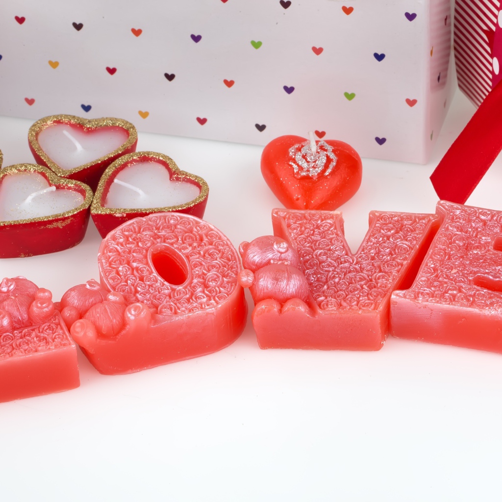 Декоративные свечи в форме сердца и буквы LOVE