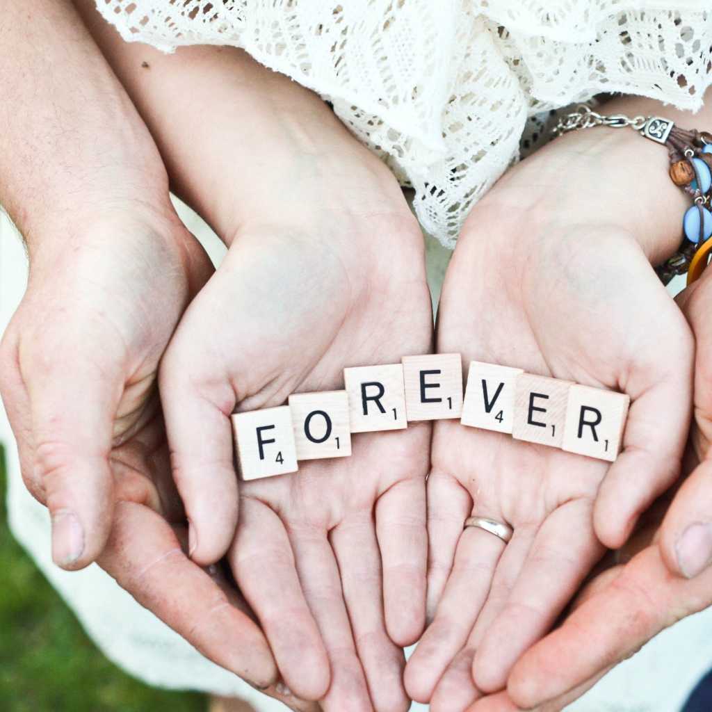 Руки влюбленной пары с надписью FOREVER