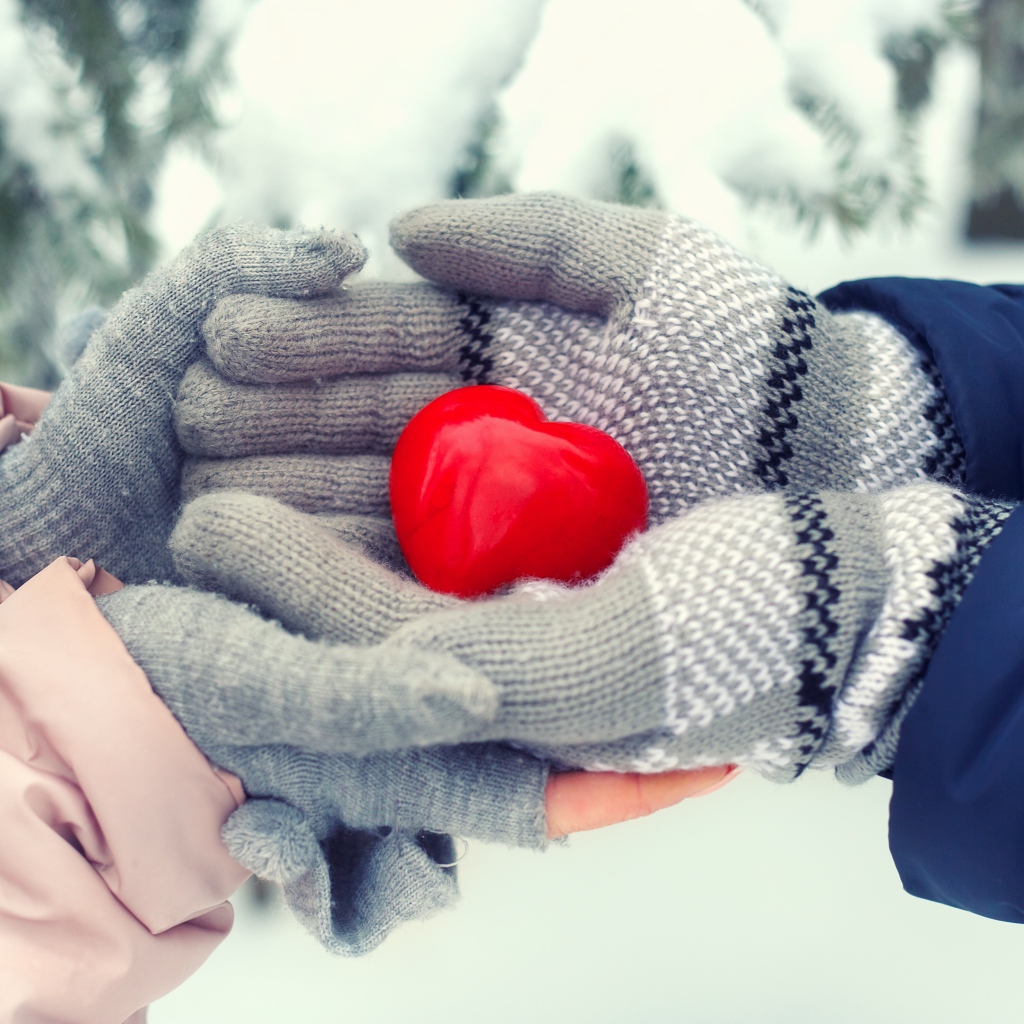 Руки парня и девушка с красным сердечком 