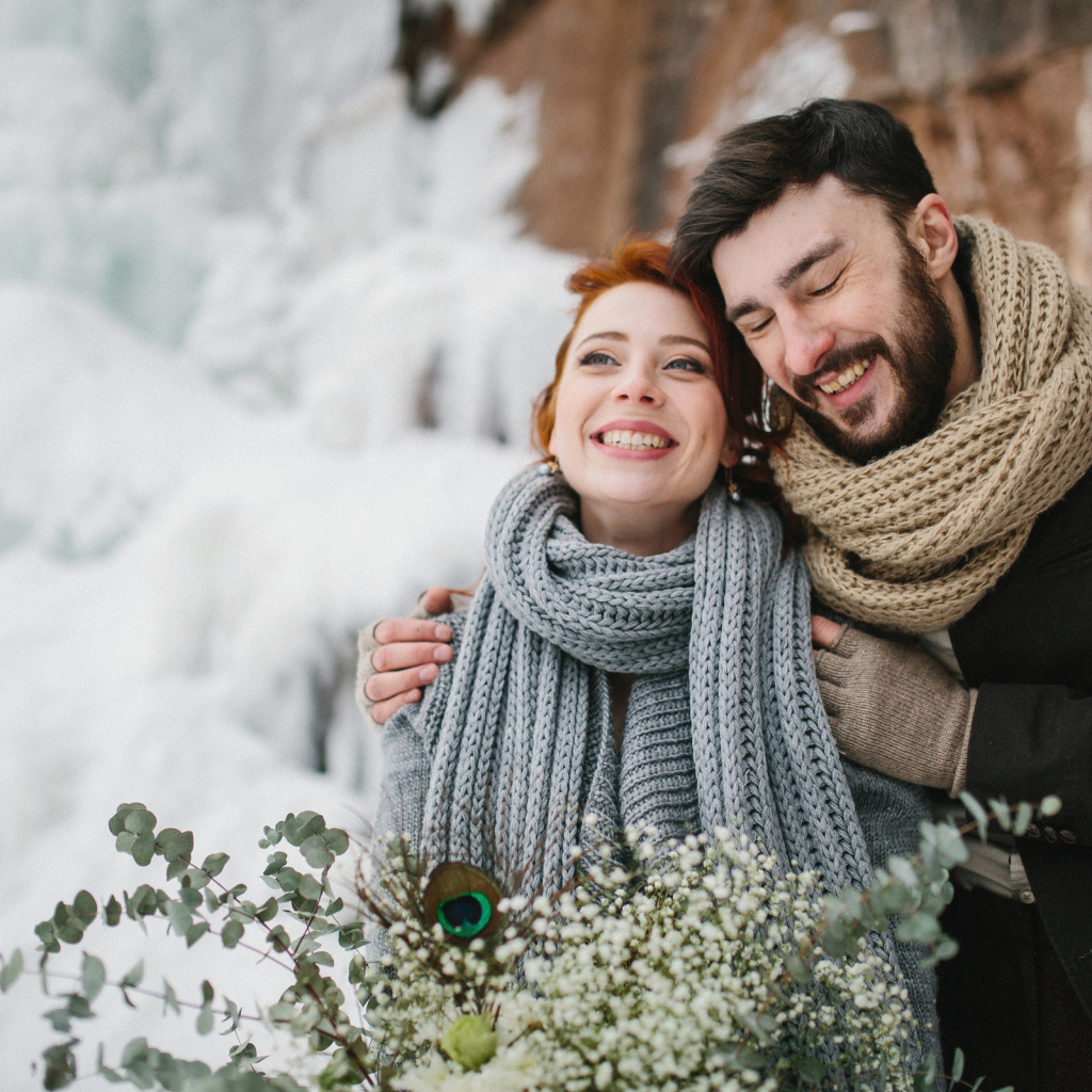 Влюбленная счастливая пара зимой