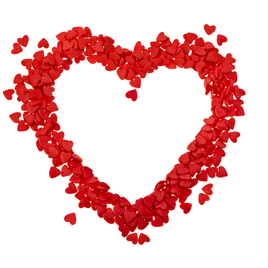Сердце из маленьких красных сердечек на белом фоне