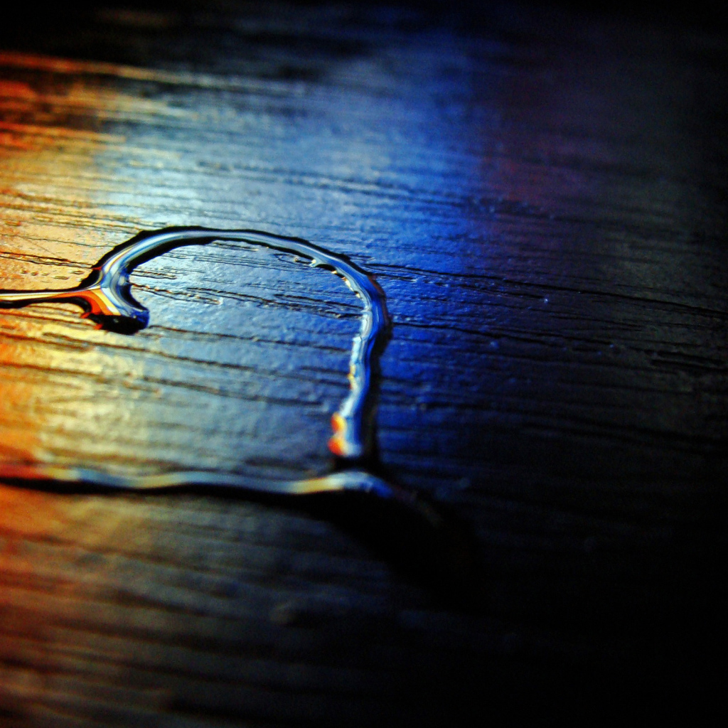 Сердце из воды на деревянной поверхности