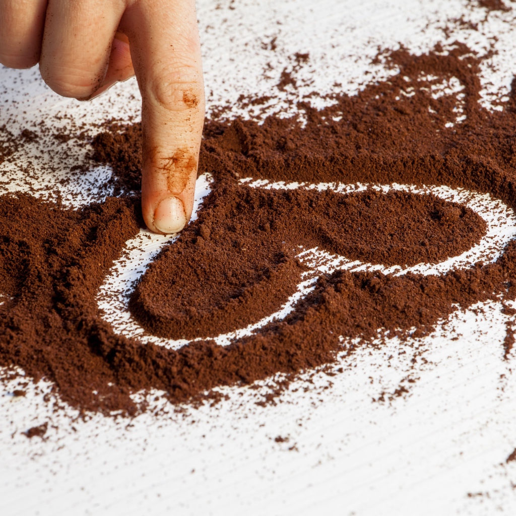 Сердце нарисовано на молотом кофе