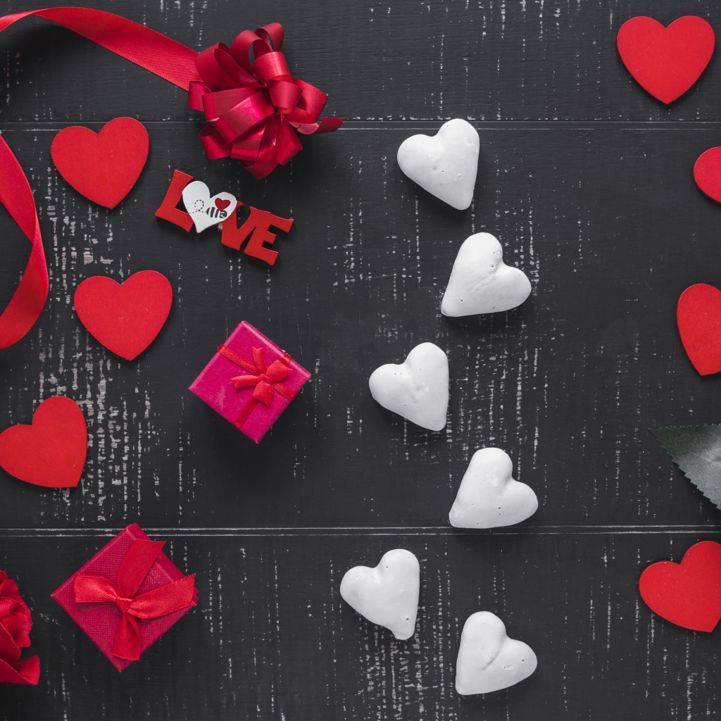 Сердечки с розами и красным бантом на сером фоне