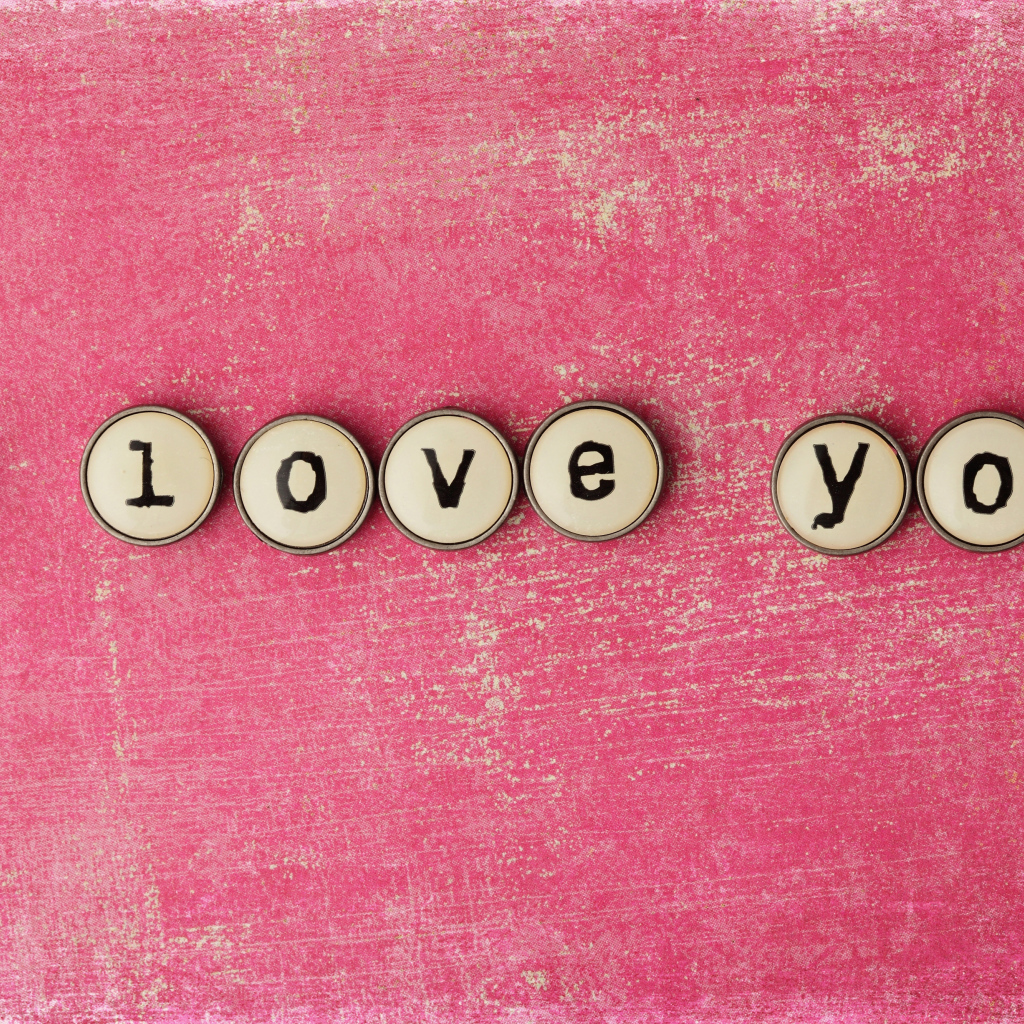 Надпись Я тебя люблю на розовом фоне