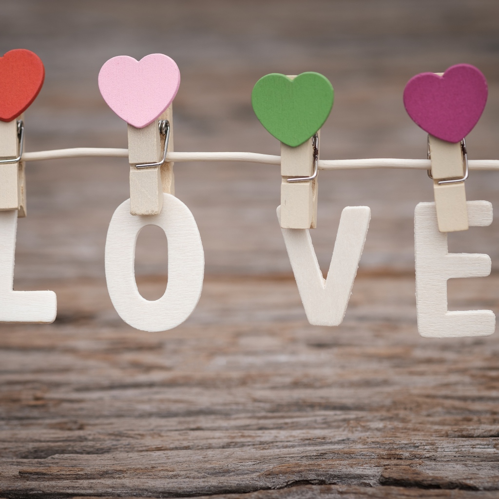 Буквы LOVE на прищепках на веревке