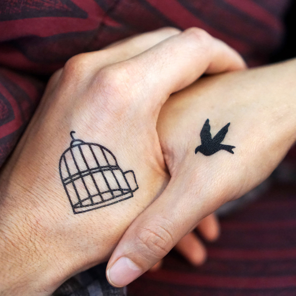 Влюбленная пара с татуировками на руках 