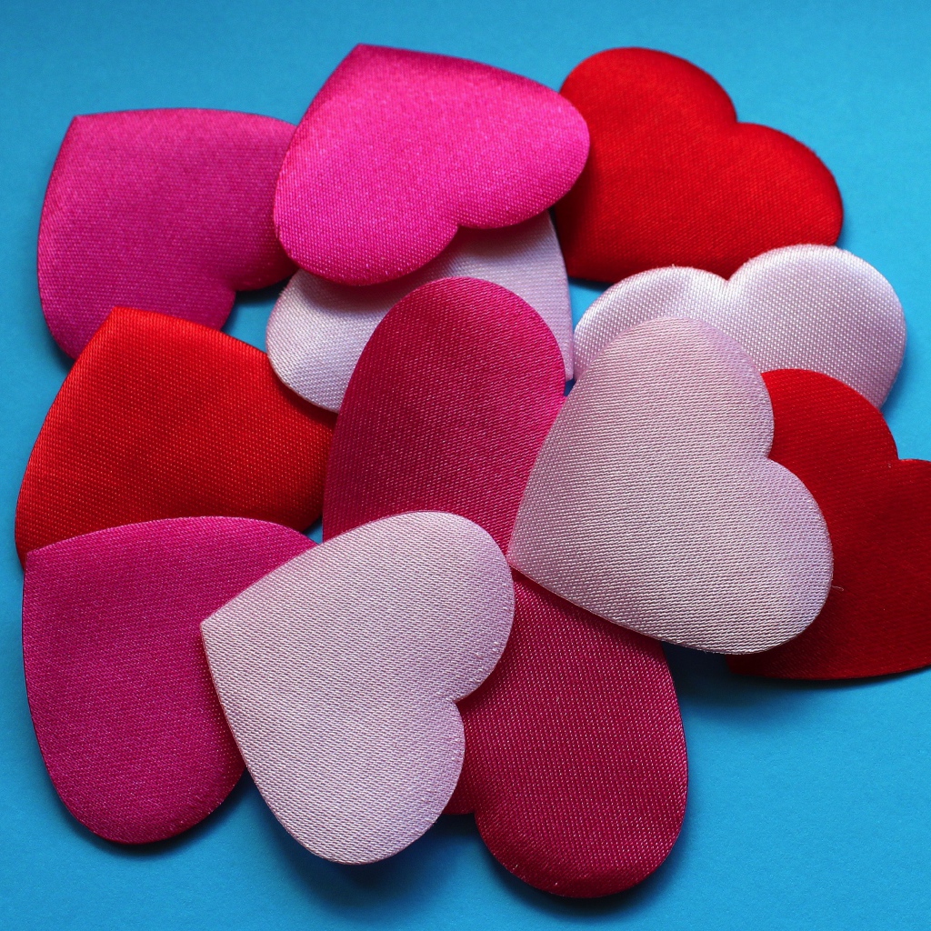 Разноцветные сердечки на голубом фоне