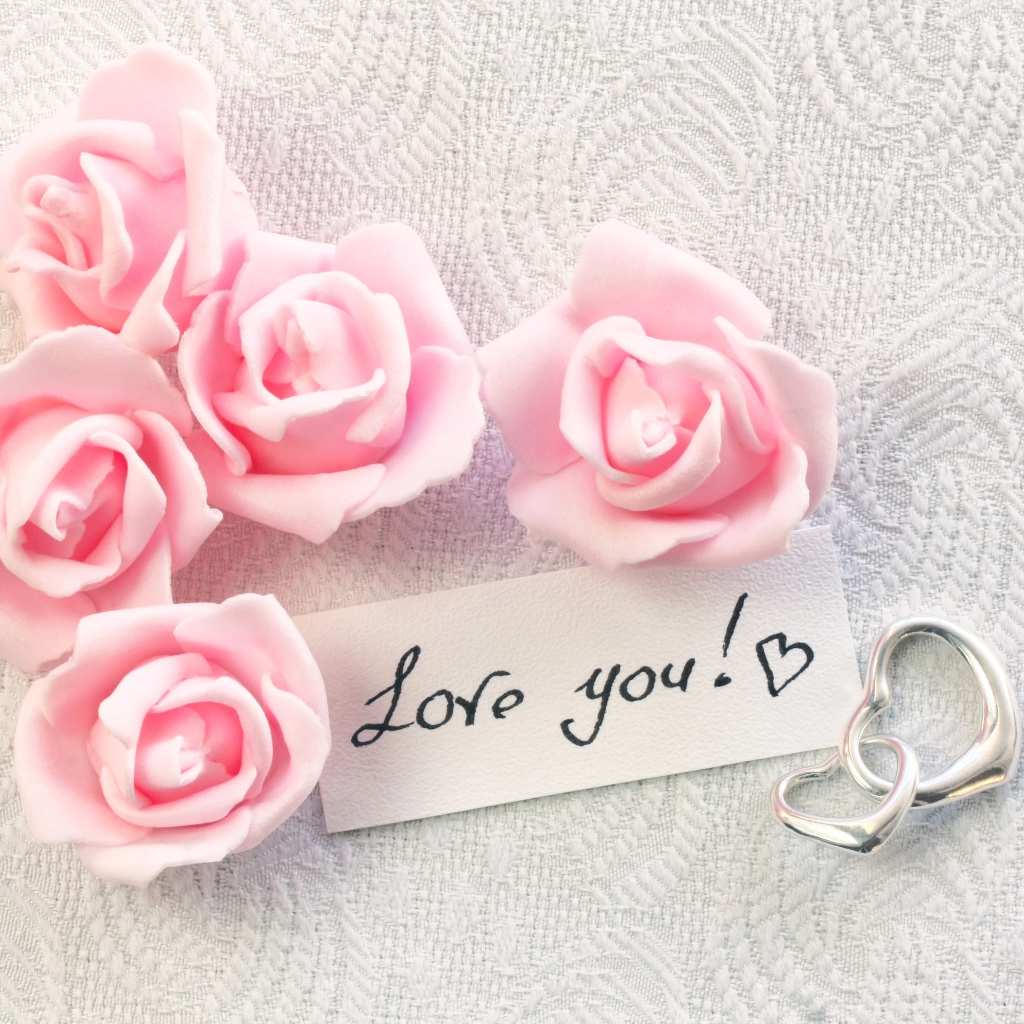 Розовые искусственные розы с сердечками