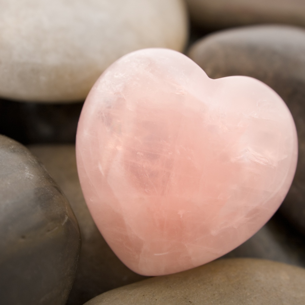 Розовый большой камень в форме сердца