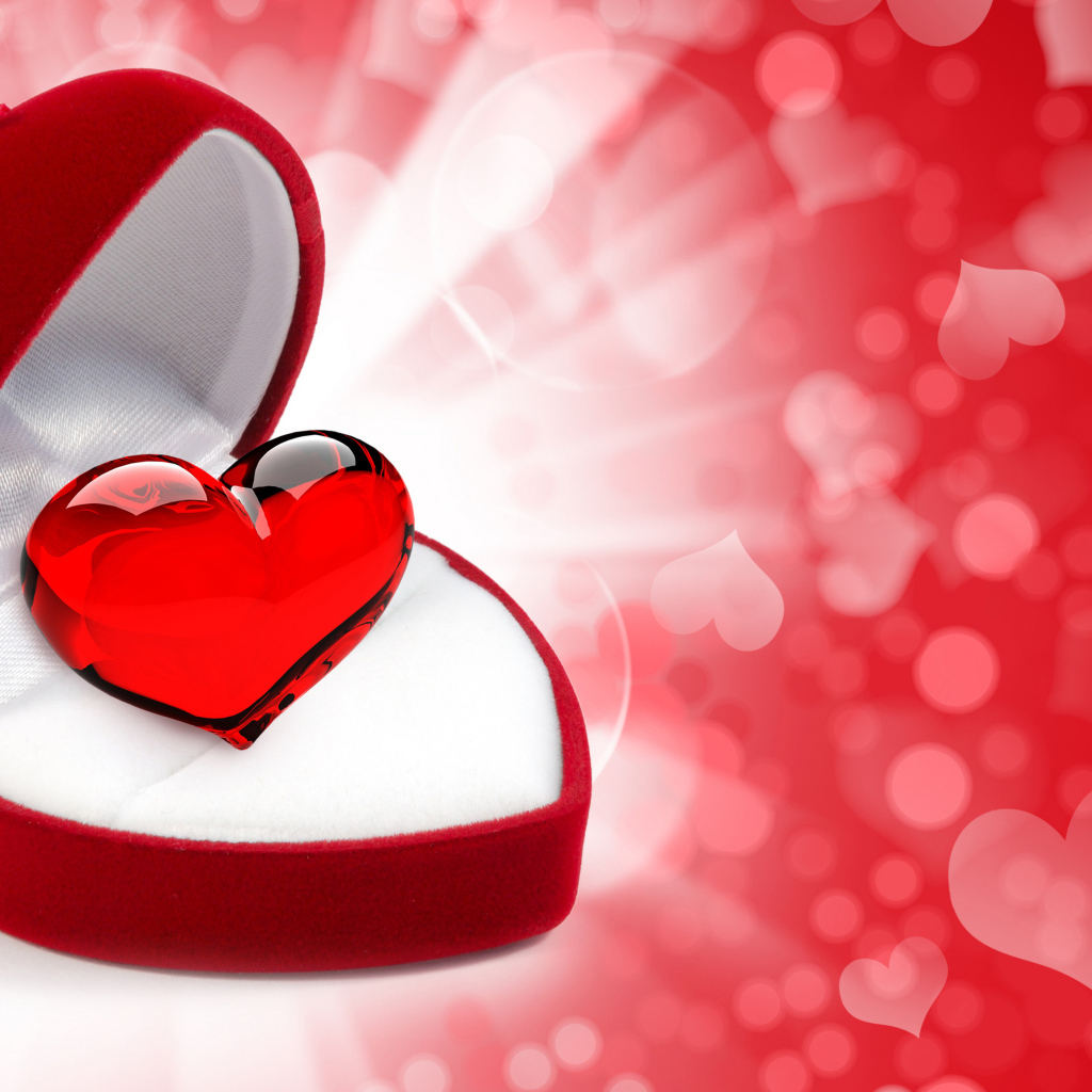 Красное сердце в красной ювелирной коробке