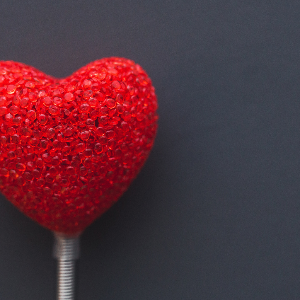 Красное сердечко на сером фоне