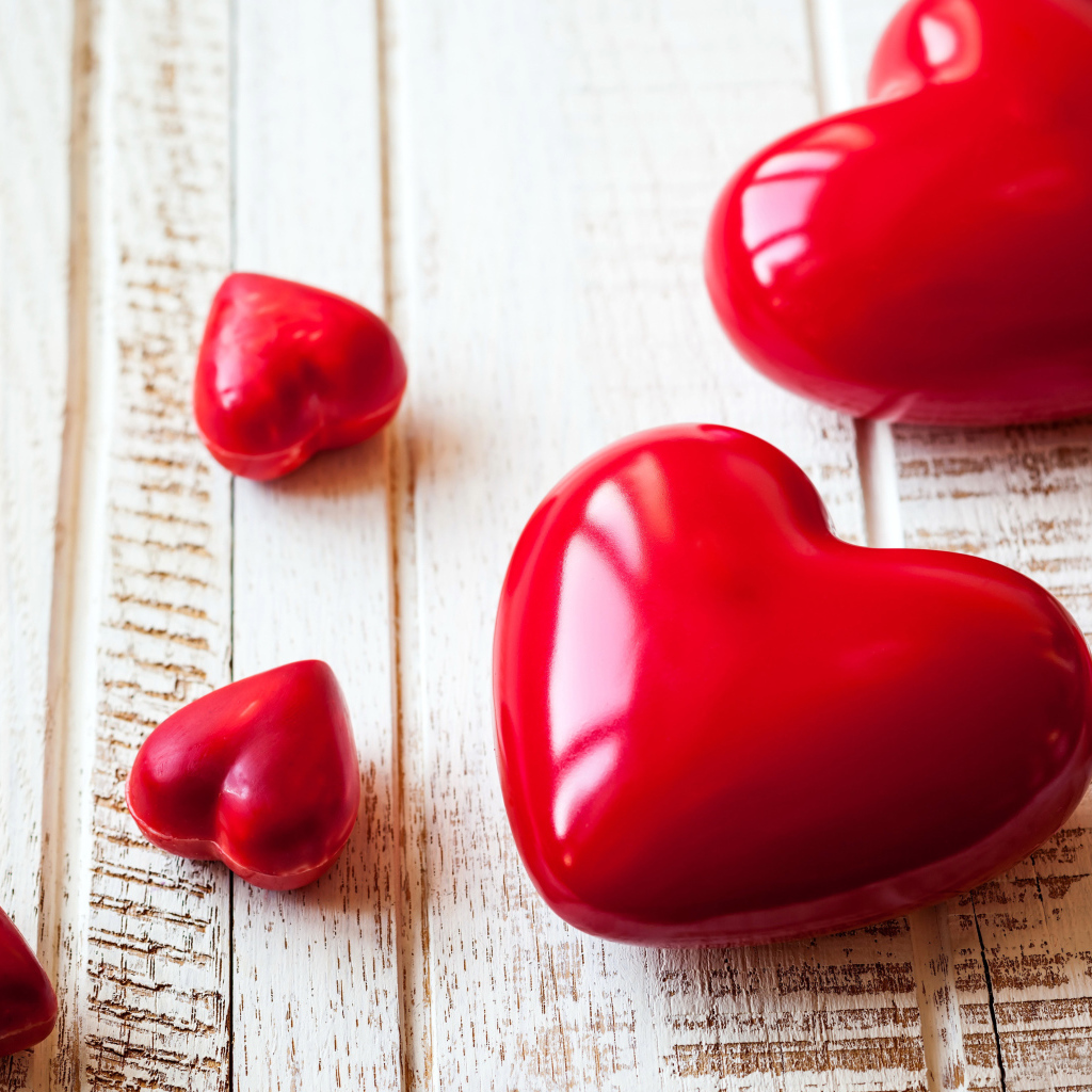 Красные сердца на деревянной поверхности 
