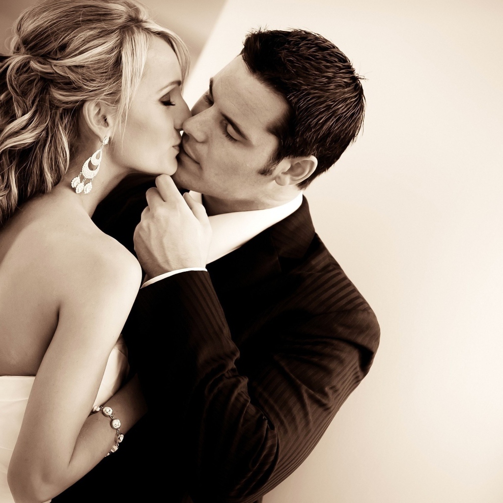 Романтический поцелуй жениха и невесты