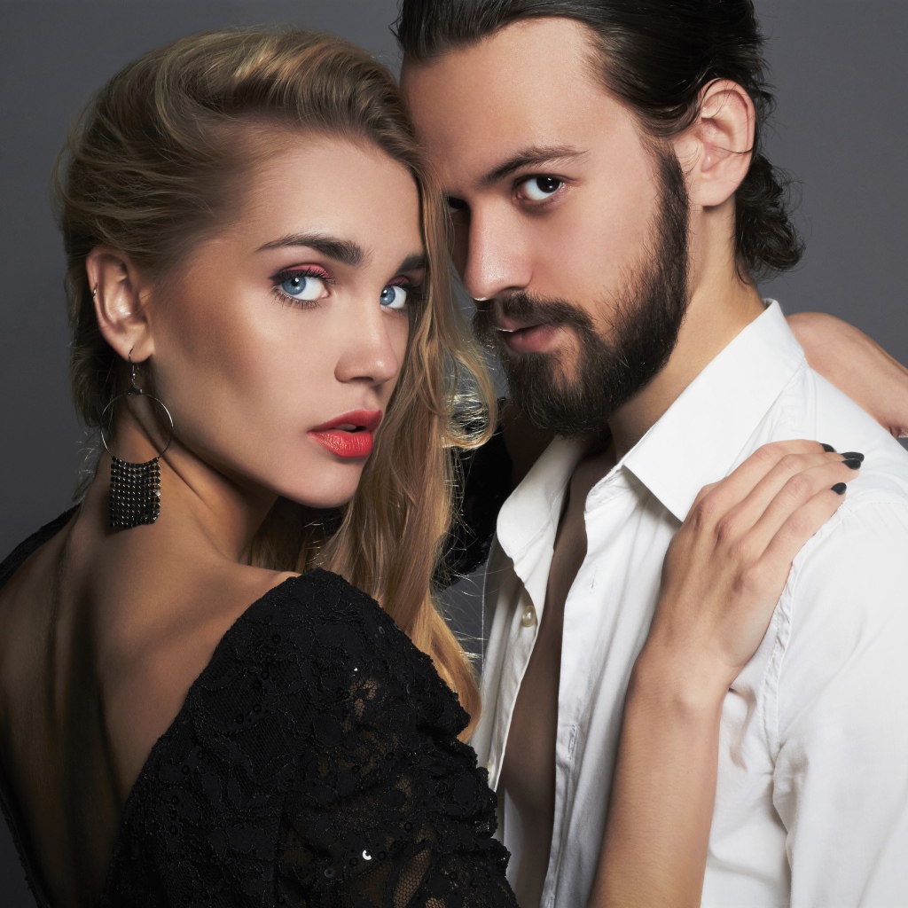 Стильная влюбленная пара на сером фоне