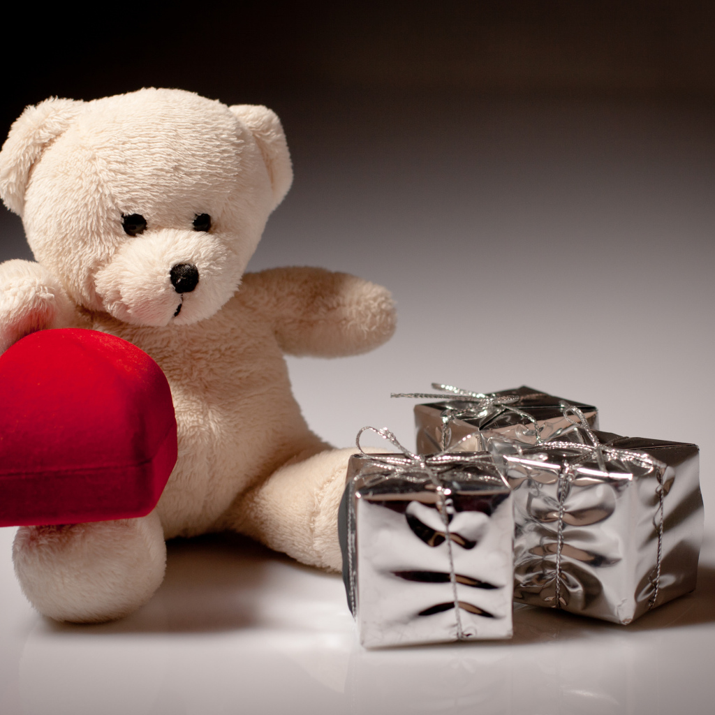 Плюшевый мишка Тедди с красной коробкой для кольца