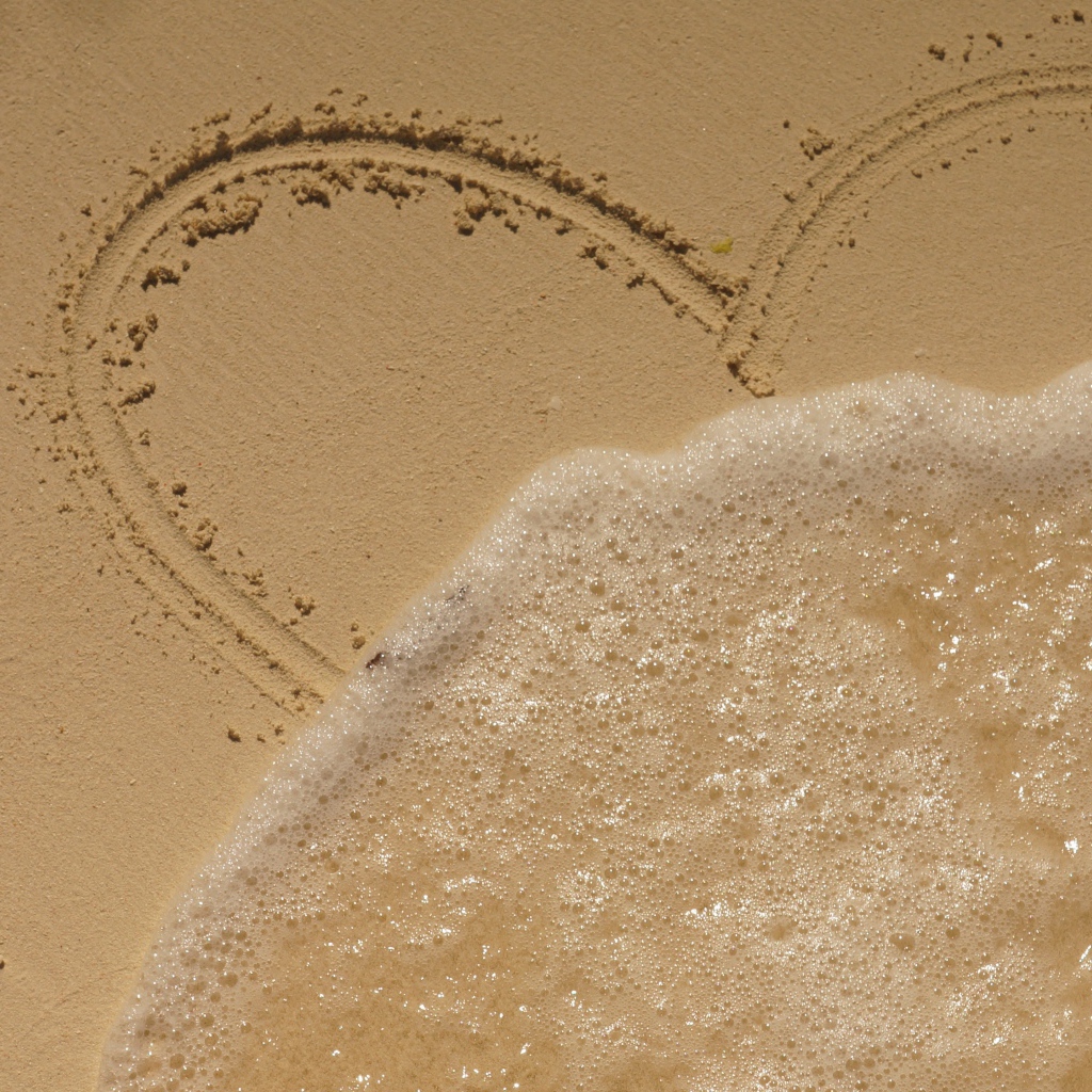 Сердце на песке смывает волной