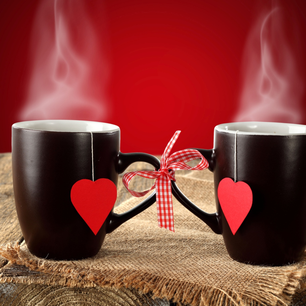 Две чашки горячего чая связаны бантом 