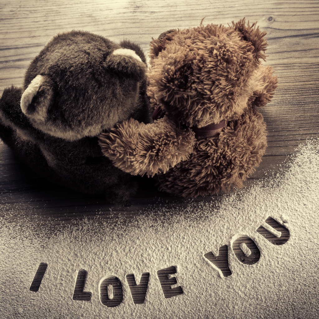 Два медвежонка Тедди на фоне надписи Я тебя люблю 
