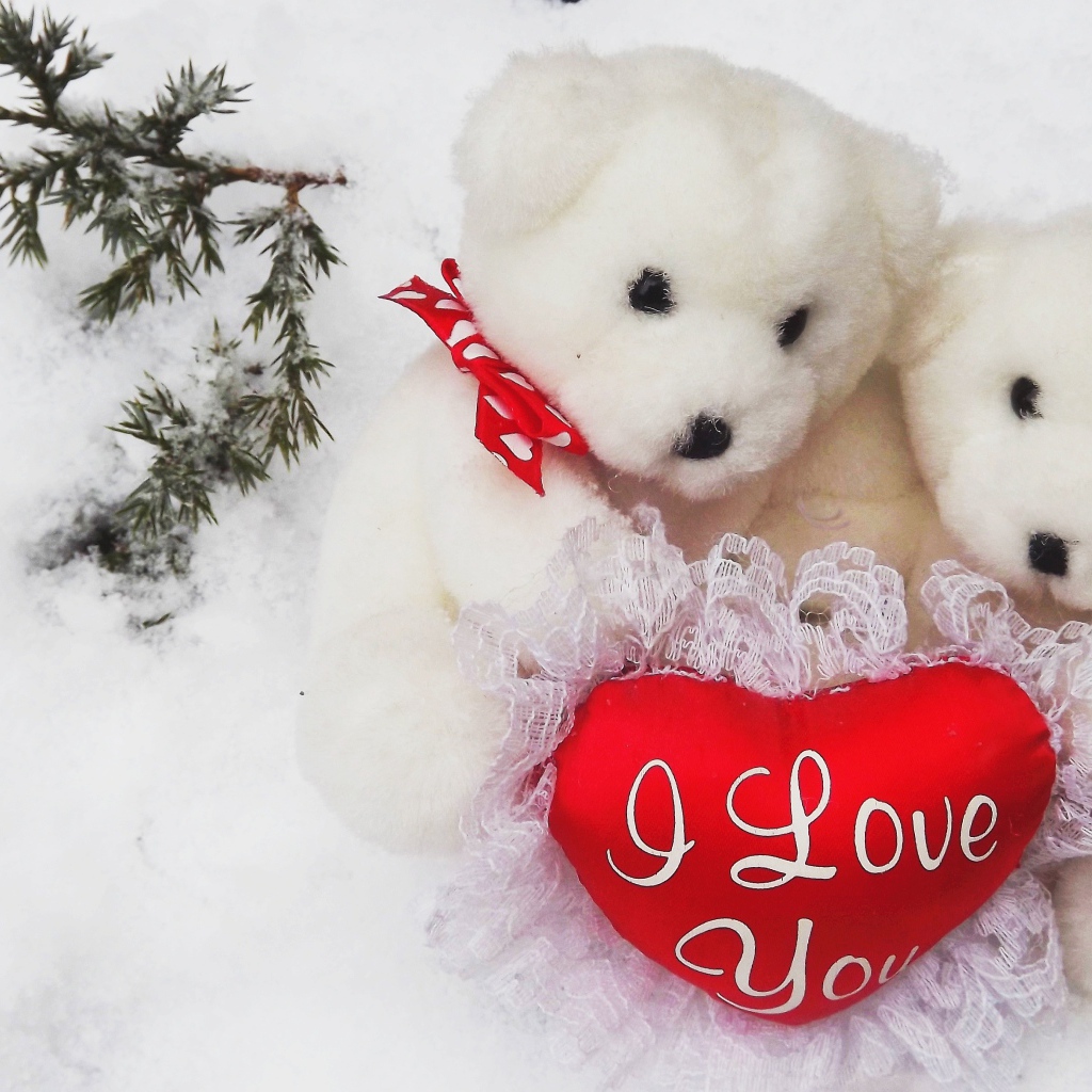 Два белых плюшевых медведя с сердечком