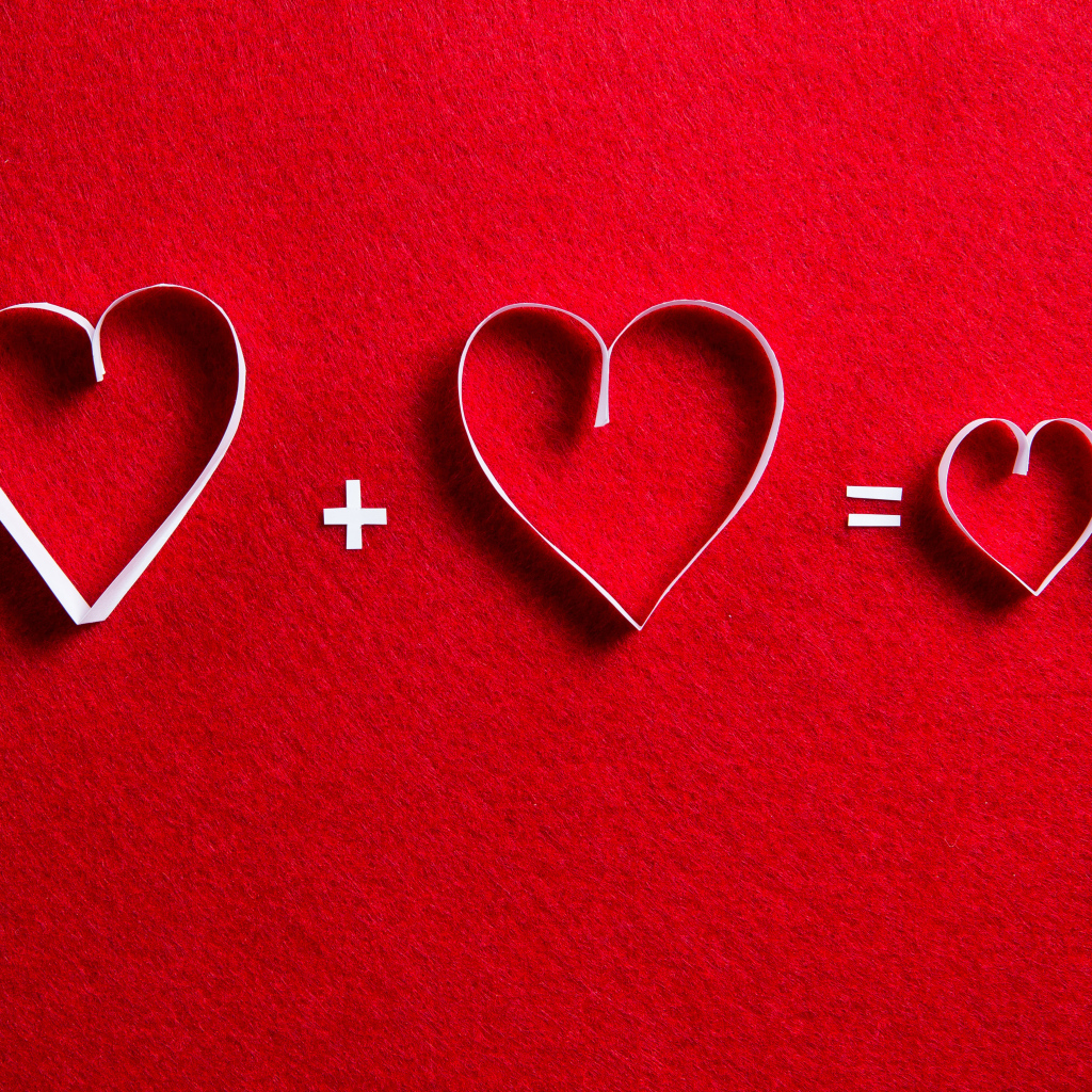 Белые бумажные сердечки на красном фоне