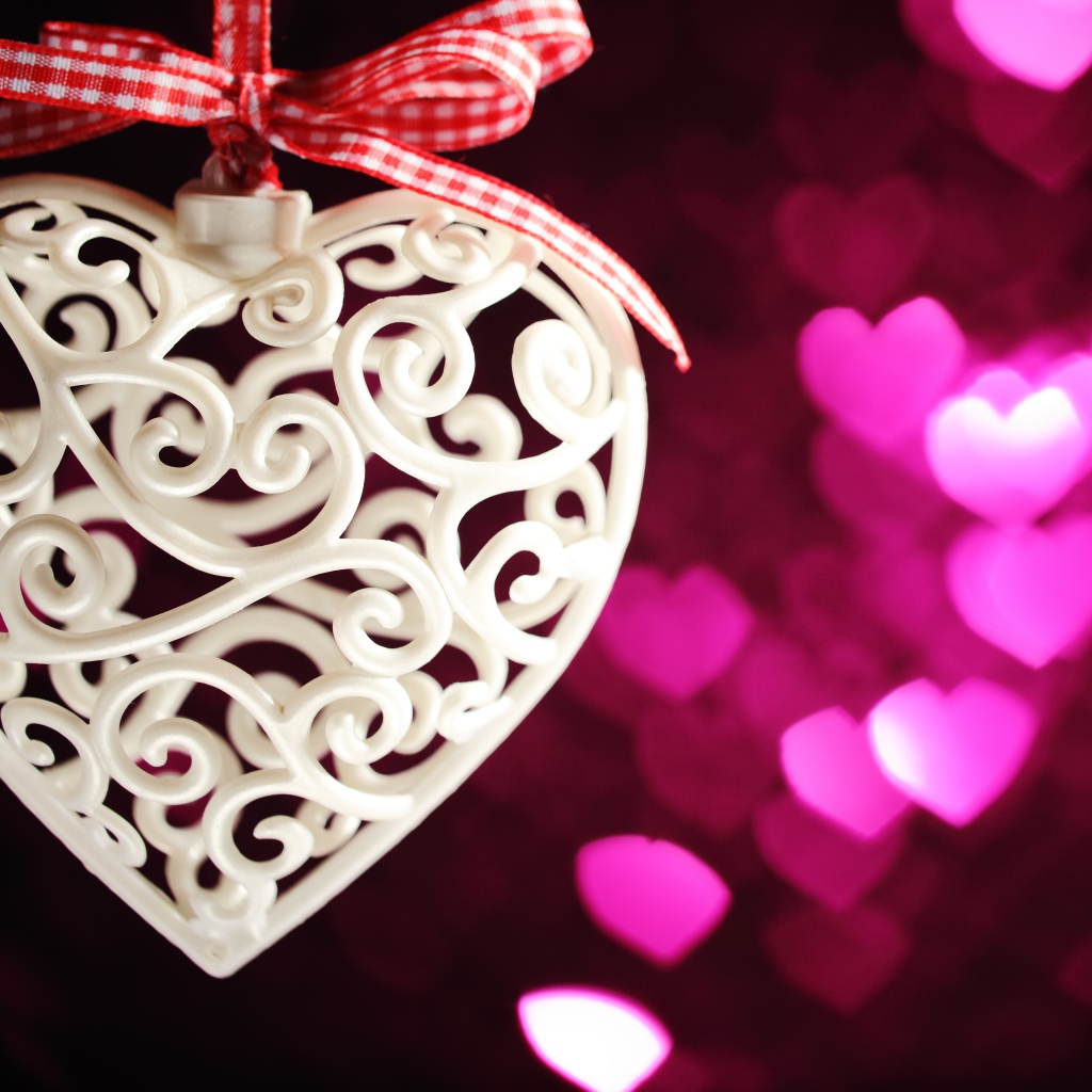 Плетеное белое сердце с бантом 