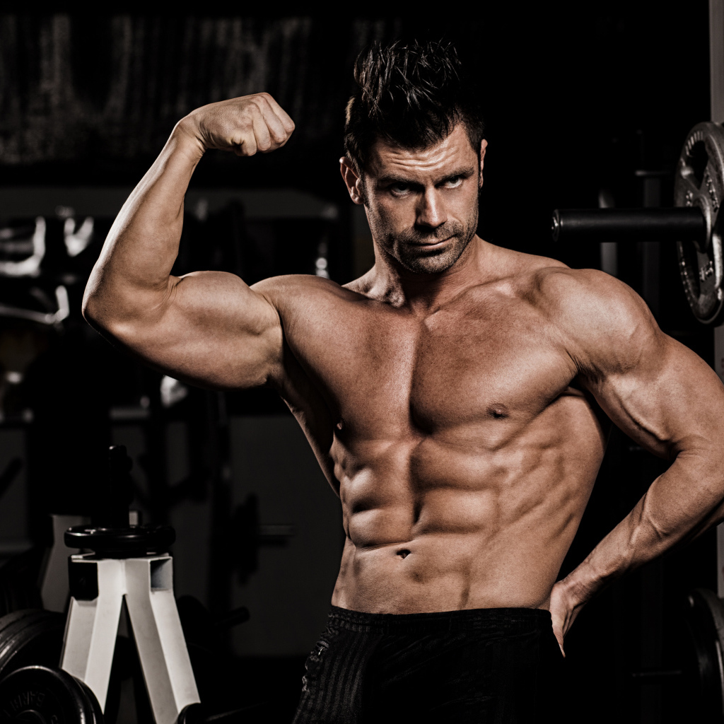 Накаченный мужчина в спортзале 