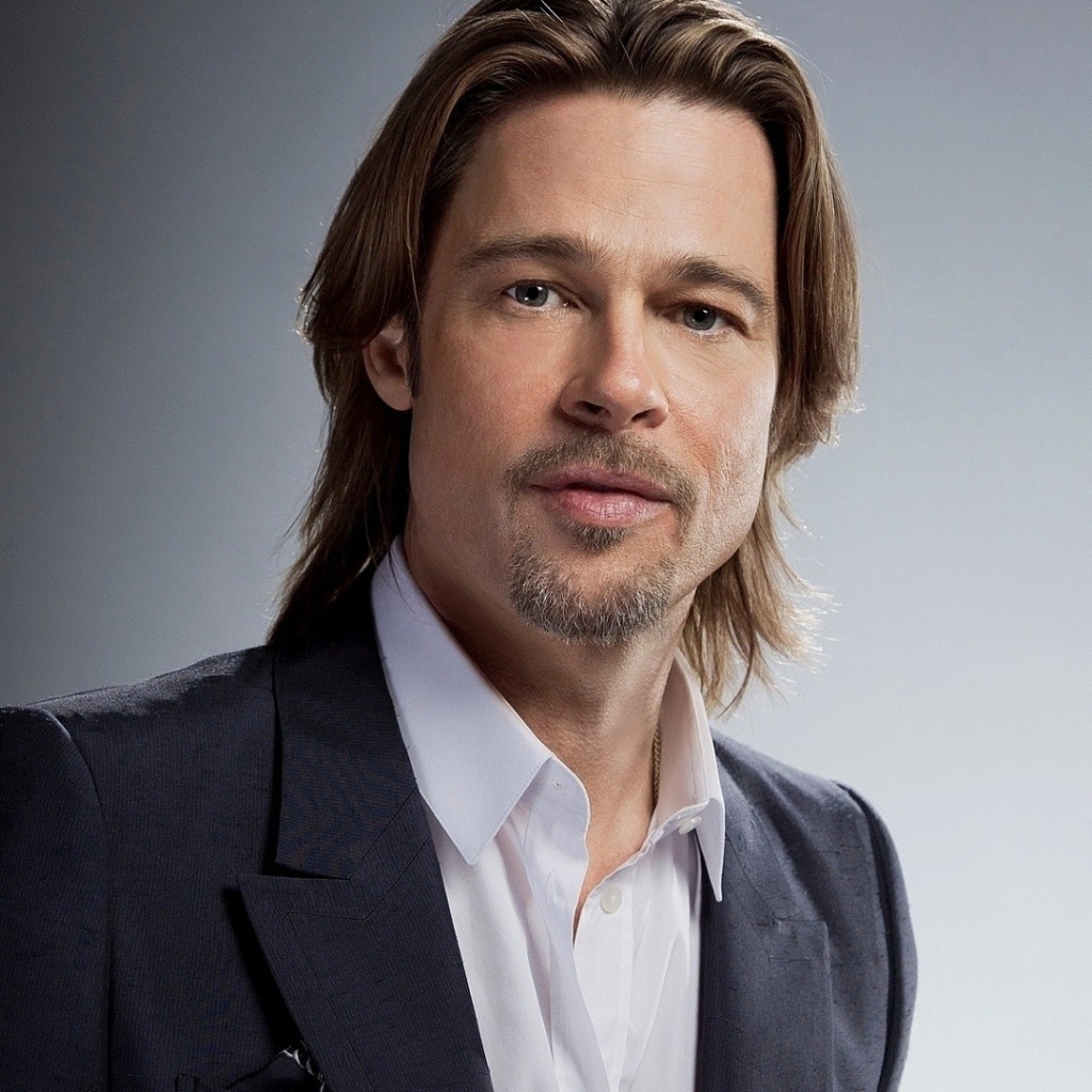 Актер Брэд Питт в костюме на сером фоне