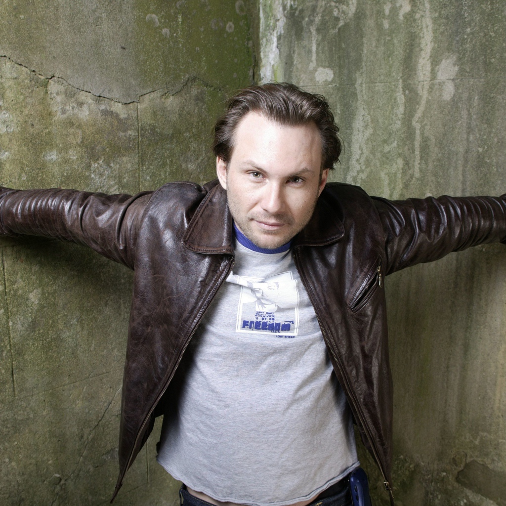 Актер Кристиан Слэйтер в куртке в старой комнате