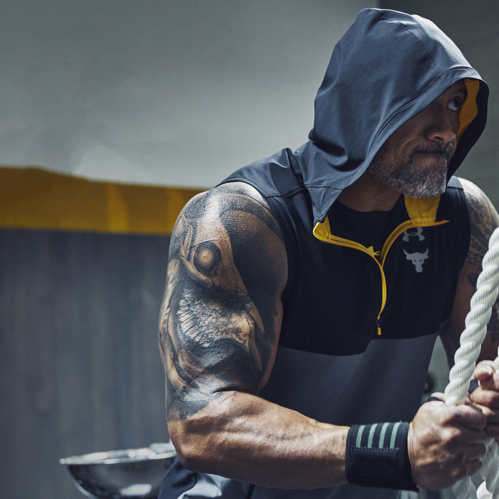 Актер Дуэйн Джонсон занимается в спортзале 