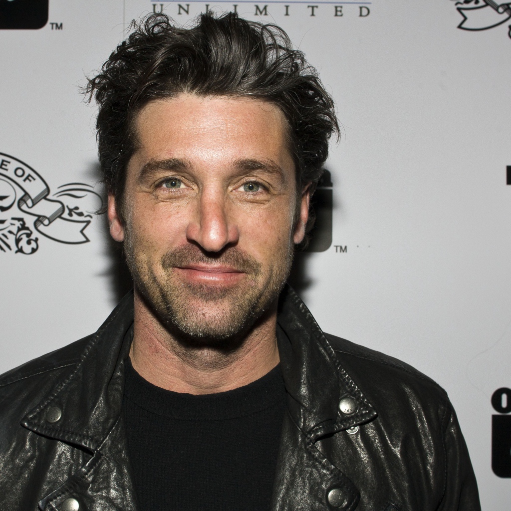 Актер Патрик Демпси в черной кожаной куртке